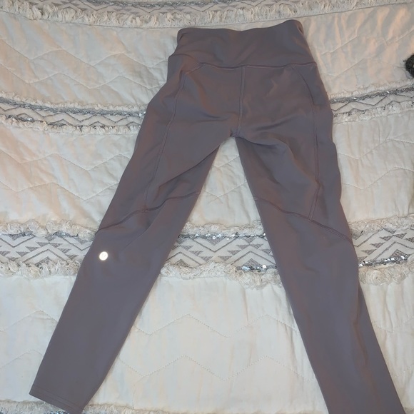 ✨ lululemon leggings LIKE NEW condition✨
24in sz6 grey "To The Beat" - Picture 4 of 5